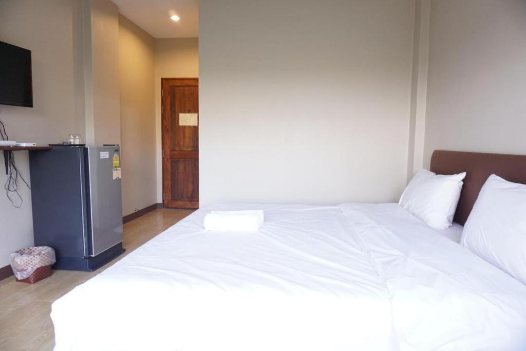 Chompu Nakarin Apartment Trang Bagian luar foto