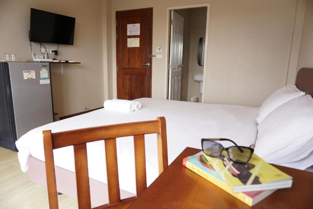 Chompu Nakarin Apartment Trang Bagian luar foto