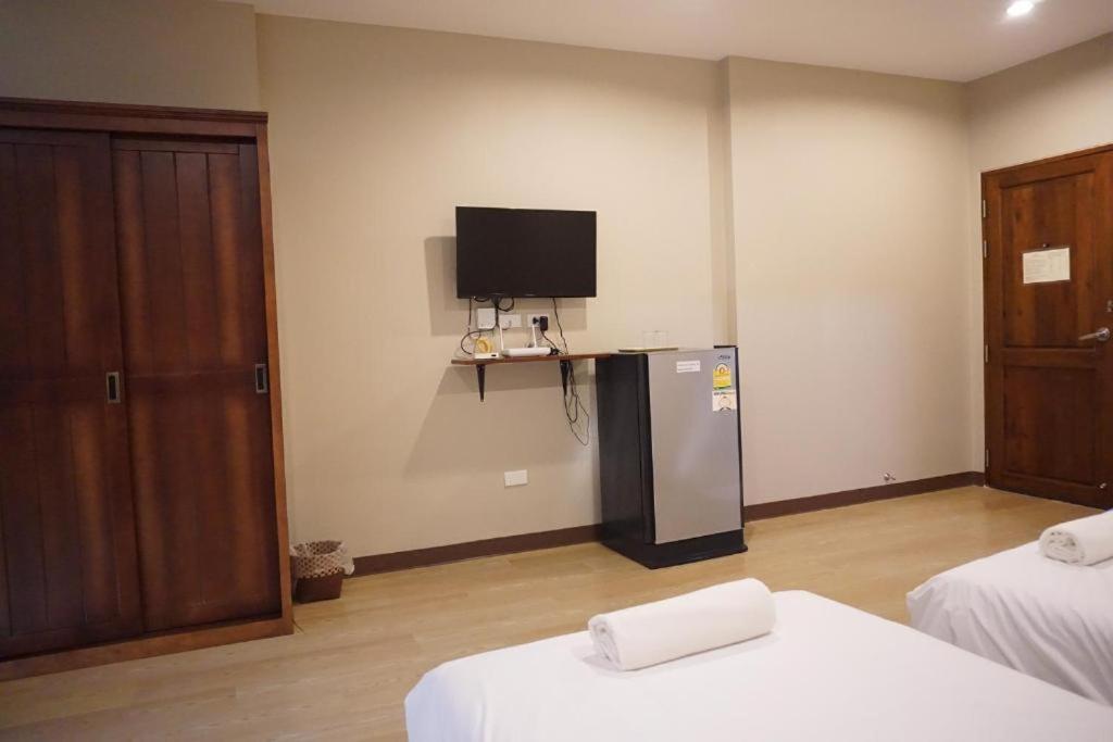 Chompu Nakarin Apartment Trang Bagian luar foto