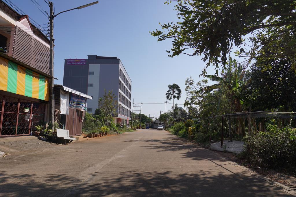 Chompu Nakarin Apartment Trang Bagian luar foto