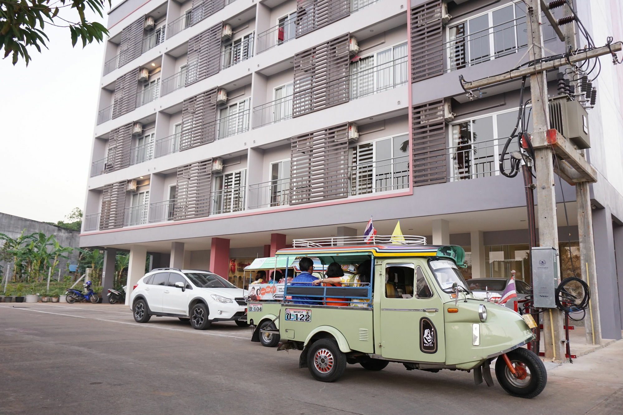 Chompu Nakarin Apartment Trang Bagian luar foto